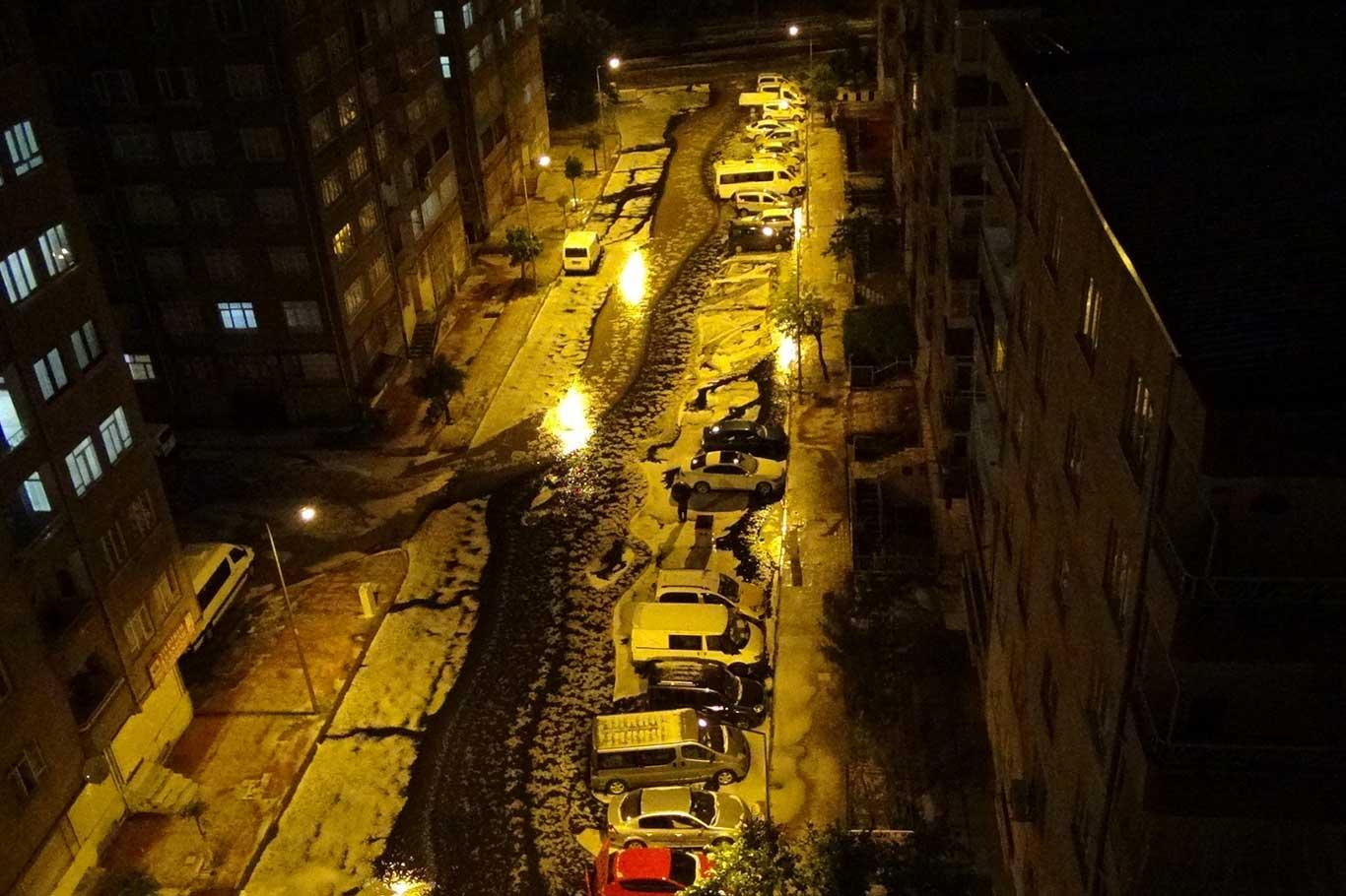 Dolu yağışı sonrası Diyarbakır sokakları beyaza büründü
